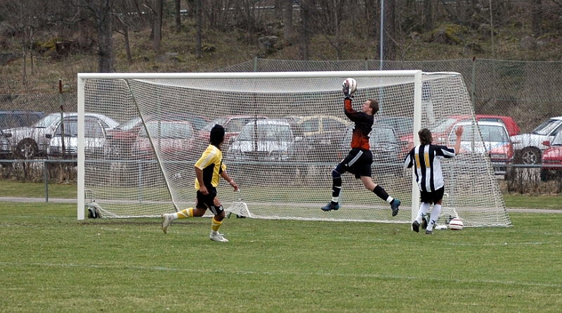 2005_0430_05.jpg - Södras målvakt nr.22 Thomas Hillilä plockar ner en höjdboll framför en juventusspelare.